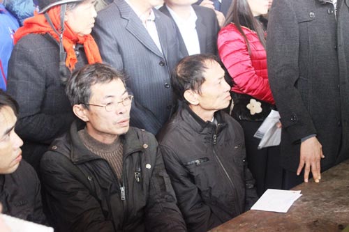 Hiện trường vụ sập mỏ đá làm 8 người thương vong (ảnh trên) và người thân của nạn nhân Trương Văn Danh thẫn thờ khi nhận hung tin về con trai