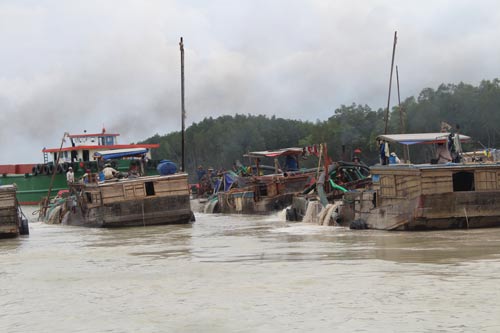 Tình trạng nạo vét, khai thác cát trên vùng hạ lưu sông Đồng Nai hiện nay rất khó kiểm soát