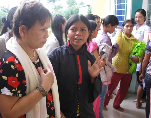 Bà Phan Thị Hạnh (bìa trái) tham gia khám chữa bệnh, tư vấn sức khỏe sinh sản cho phụ nữ huyện miền núi tỉnh Thừa Thiên - Huế. (Ảnh do nhân vật cung cấp)