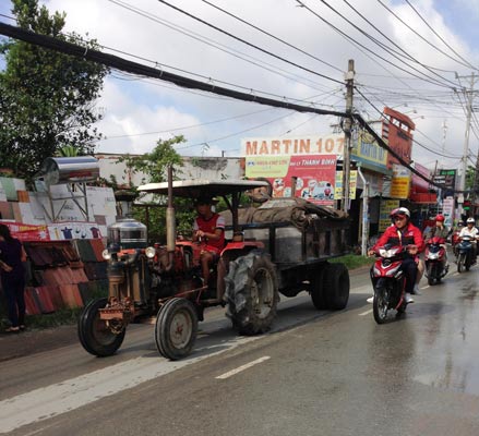 Xe công nông lưu thông ở huyện Hóc Môn, TP HCM