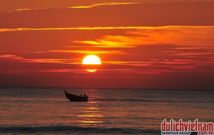 Bình minh trên biển Quan Lạn