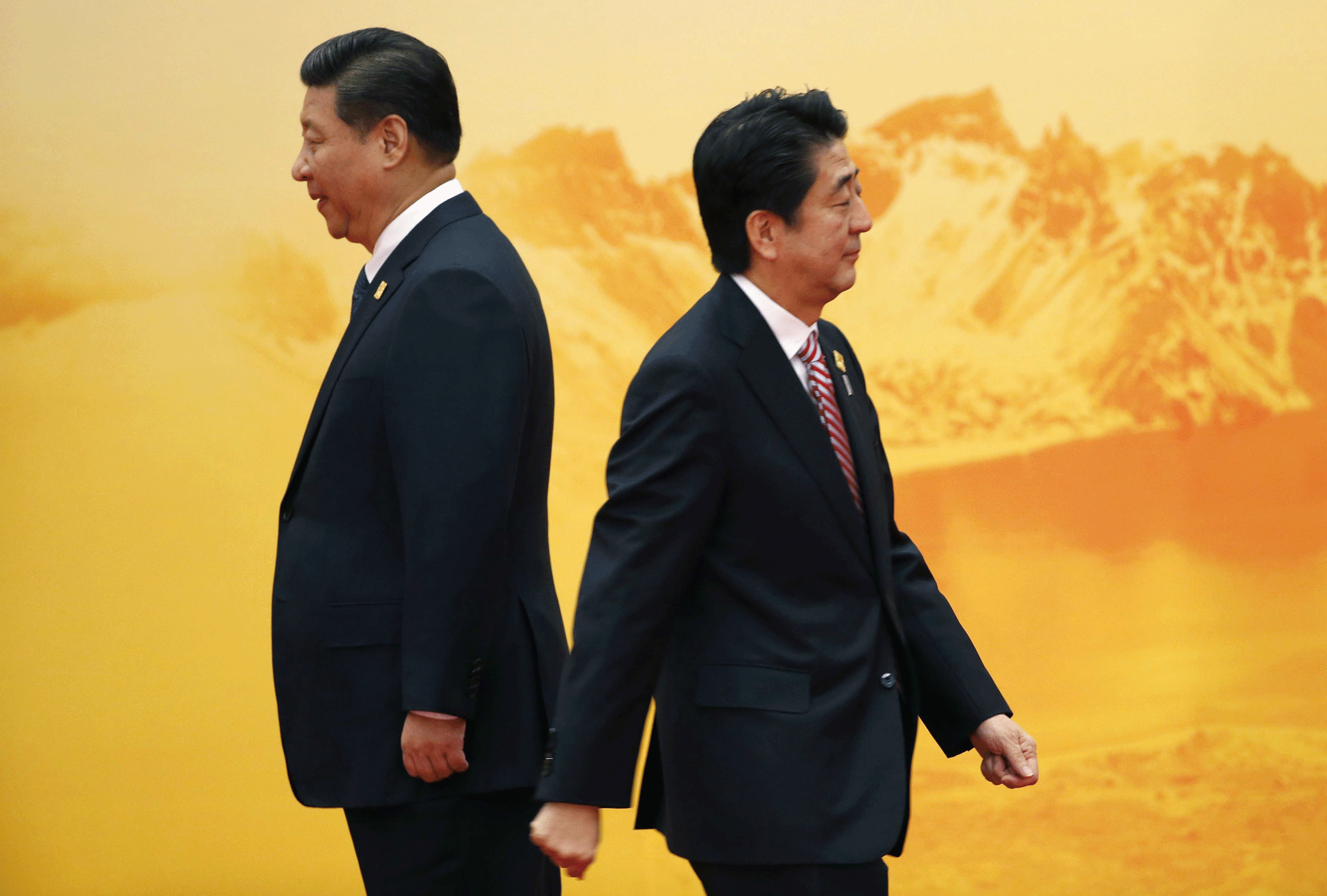 
Chủ tịch Trung Quốc Tập Cận Bình và Thủ tướng Nhật Bản Shinzo Abe lướt qua nhau tại hội nghị APEC năm 2014. Ảnh minh họa: REUTERS
