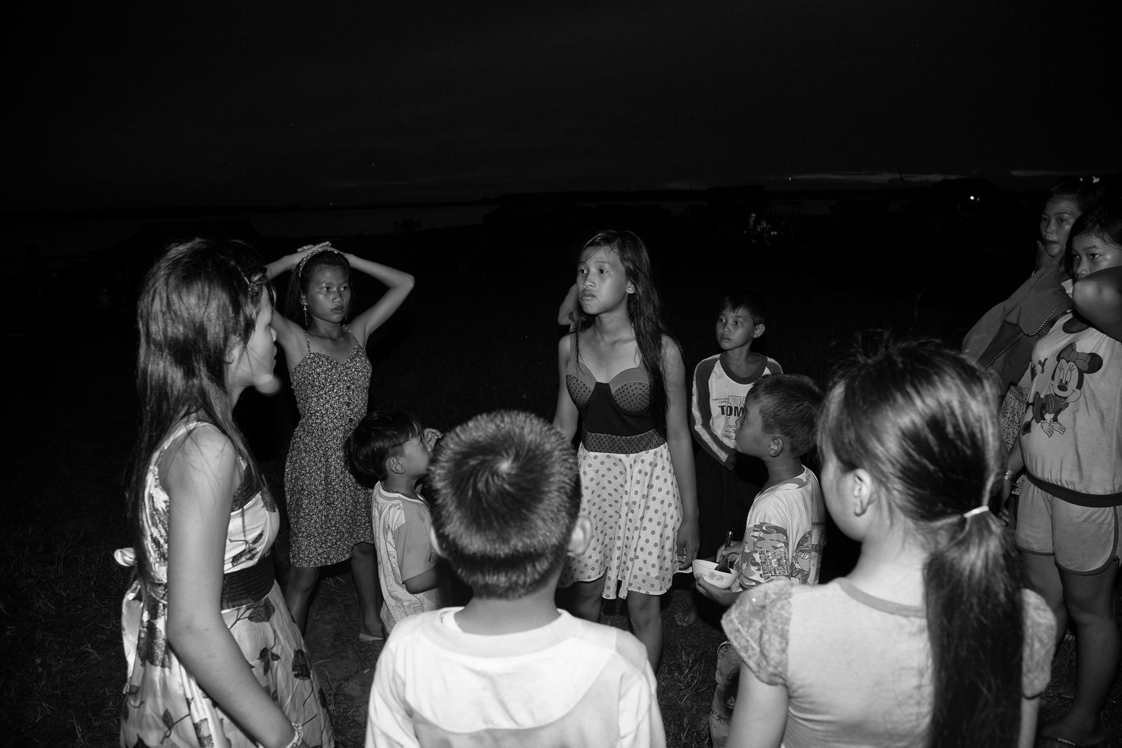 
Bọn trẻ chơi đùa rồi chửi nhau giữa đêm trên bãi đất sát hồ Dầu Tiếng

