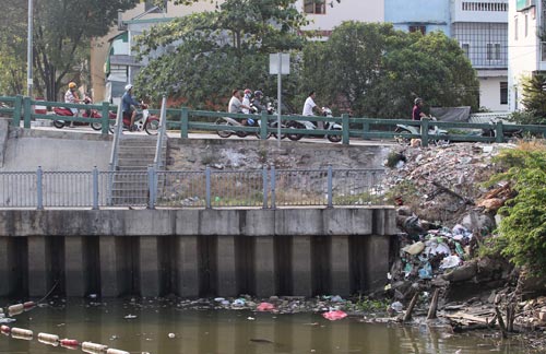 Cầu Bùi Hữu Nghĩa (quận Bình Thạnh, TP HCM) là nơi đổ rác hằng ngày của rất nhiều người Ảnh: HOÀNG TRIỀU