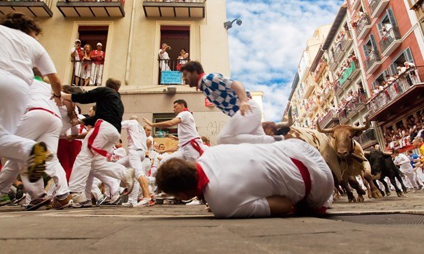 Chạy đua với bò tót đã nguy hiểm, nay chụp hình tự sướng có thể mất mạng bất cứ lúc nào - Ảnh: shutterstock