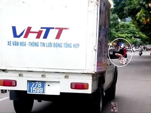 Xe của Trung tâm Văn hóa tỉnh Bình Định phát tờ rơi, xả rác trên đường phố Quy Nhơn Ảnh: NGỌC NGUYÊN
