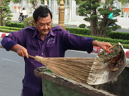 Bị “đuổi” ra đường quét rác vì tố cáo tiêu cực của Công ty TNHH MTV Công trình đô thị Mỹ Tho, sau khi báo chí vào cuộc, ông Trương Văn Long được phục hồi chức vụ bí thư chi bộ Ảnh: Minh Sơn