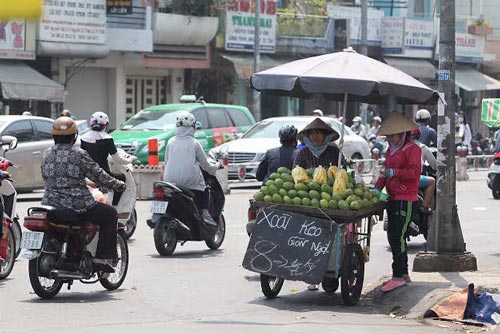 Giải quyết vấn đề hàng rong là một việc nan giải, phức tạp đối với chính quyền các đô thị lớn. Ảnh: HOÀNG TRIỀU