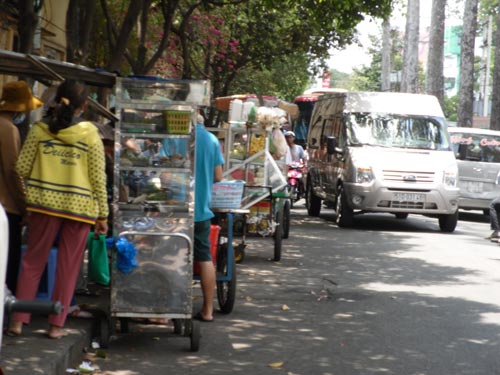 Hàng rong trước Bệnh viện Phạm Ngọc Thạch (quận 5, TP HCM) Ảnh: TRƯƠNG VĂN THẢO