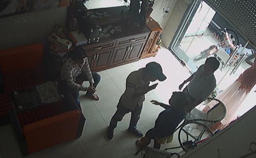 Nhóm “đầu gấu” xông vào nhà hành hung bà Trần Thị Sen, quận 12, TP HCM vào tháng 7-2016 vì bà đã tố cáo sự hoạt động không an toàn của một cơ sở sản xuất nước đá. (Ảnh cắt từ camera của gia đình)