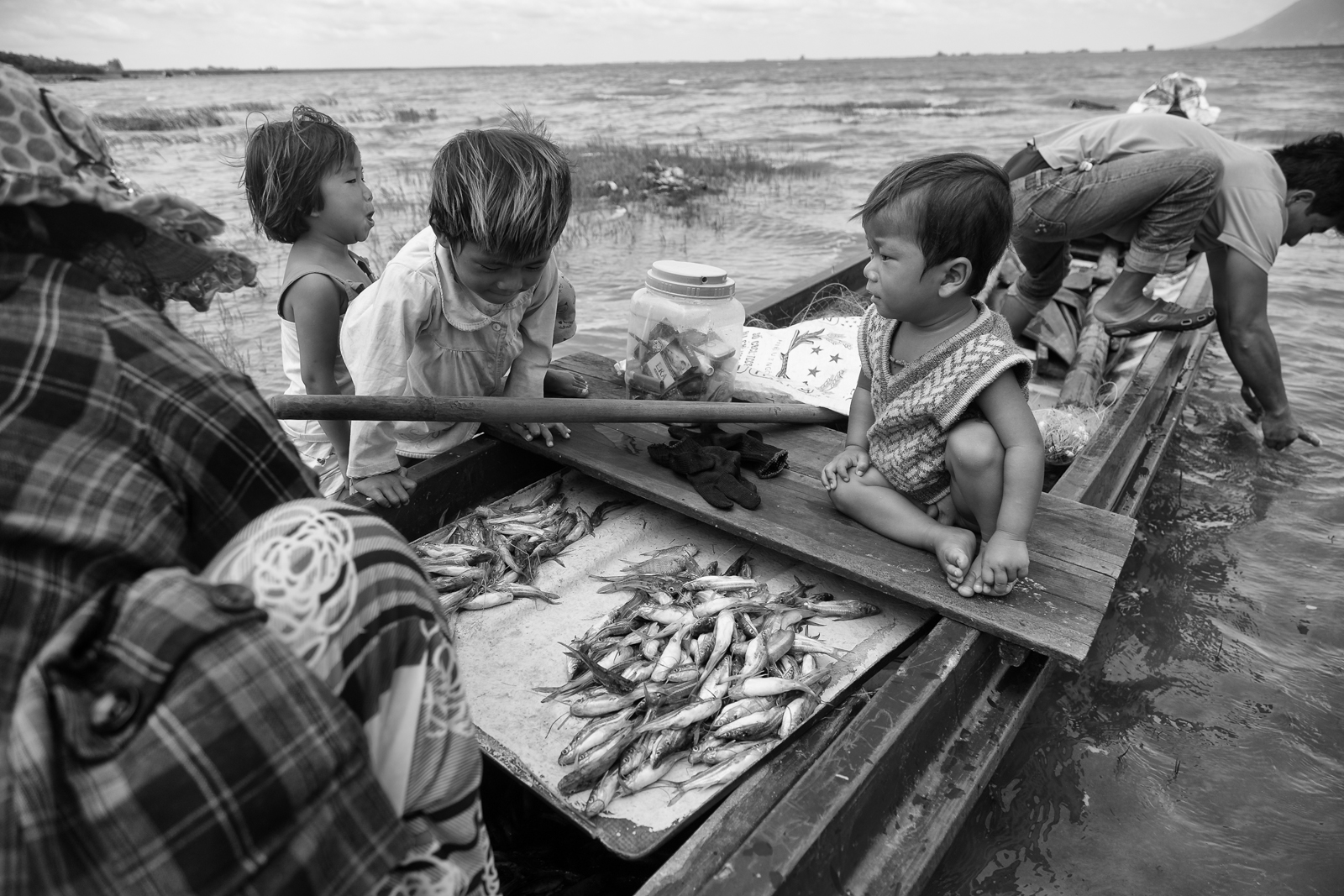 
Rất nhiều Việt kiều hồi hương để đánh bắt cá trong hồ Dầu Tiếng khiến nghề này ngày càng thất thu
