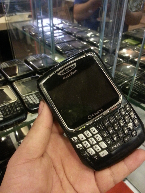 Điện thoại Obama BlackBerry 8700.