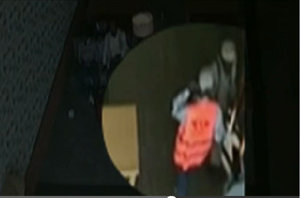 
Trong đoạn video, 1 người đàn ông mặc áo vest màu vàng sáng của nhân viên an ninh sân bay đưa thiết bị giống laptop cho hành khách sắp lên máy bay. Ảnh: Fox News
