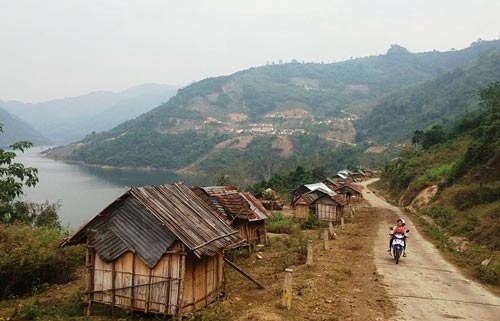 Bất chấp nguy hiểm, nhiều hộ dân đã rời khu tái định cư về sống chênh vênh bên bờ hồ thủy điện Đắk H’rinh Ảnh: HOÀNG THANH