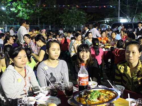 Niềm vui của công nhân tổ tự quản khi tham dự “Bữa cơm tất niên” do LĐLĐ quận Thủ Đức, TP HCM tổ chức Ảnh: HỒNG ĐÀO