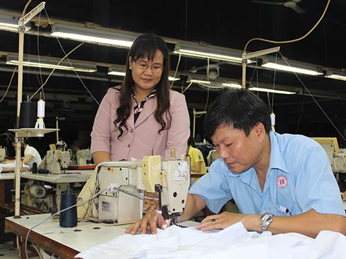 Công nhân Công ty May Việt Sang tham gia hội thi Bàn tay vàng ngành may