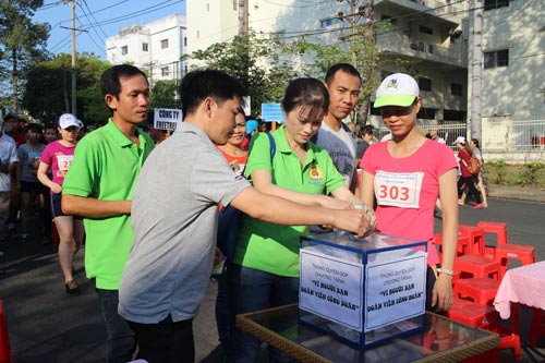 Công nhân các KCX-KCN TP HCM đóng góp ủng hộ chương trình “Vì người bạn đoàn viên Công đoàn”