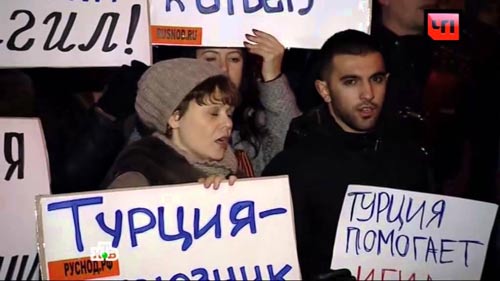 Người Nga biểu tình phản đối trước Sứ quán Thổ Nhĩ Kỳ ở Moscow Ảnh: NTV