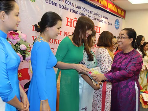 Bà Nguyễn Thị Thu Thảo, Phó trưởng Ban nữ công LĐLĐ TP HCM, trao giấy khen cho các nữ CNVC-LĐ tiêu biểu tại SAWACO Ảnh: KHÁNH AN