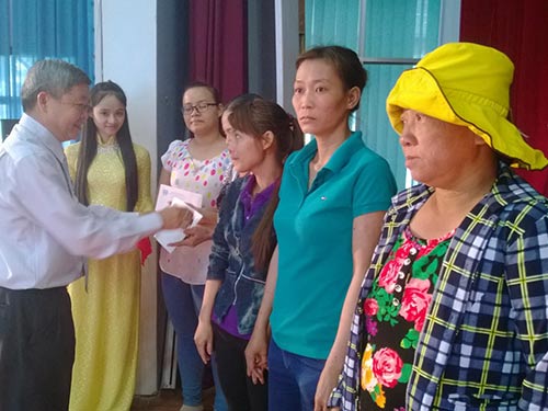 
Ông Nguyễn Văn Dễ - Chủ tịch LĐLĐ quận Bình Tân, TP HCM - tặng quà cho nữ CNVC-LĐ khó khăn Ảnh: CAO HƯỜNG
