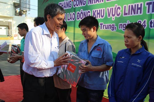 Ông Nguyễn Văn Khải, Phó Chủ tịch Thường trực LĐLĐ TP HCM, trao quà cho công nhân các KCX-KCN TP có hoàn cảnh khó khăn Ảnh: HỒNG ĐÀO