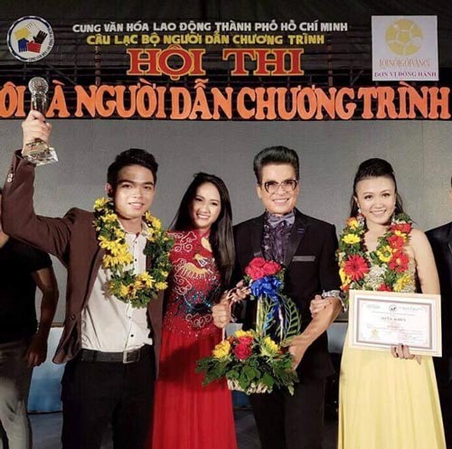 MC Thanh Bạch (thứ hai từ phải qua) và các thí sinh đoạt giải