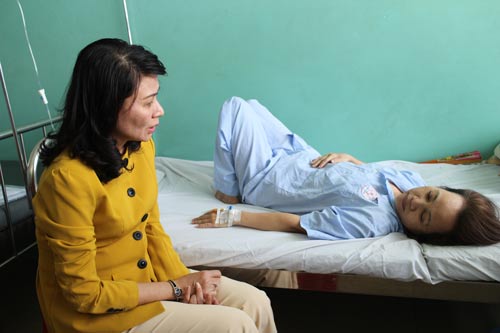 Bà Nguyễn Thị Thu, Phó Chủ tịch UBND TP HCM, thăm công nhân bị tai nạn lao động tại quận Bình Tân, TP HCM