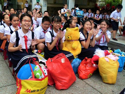 Các em học sinh Trường Tiểu học Nguyễn Đình Chiểu mang thú bông góp cho chương trình “Thú bông tặng bạn”