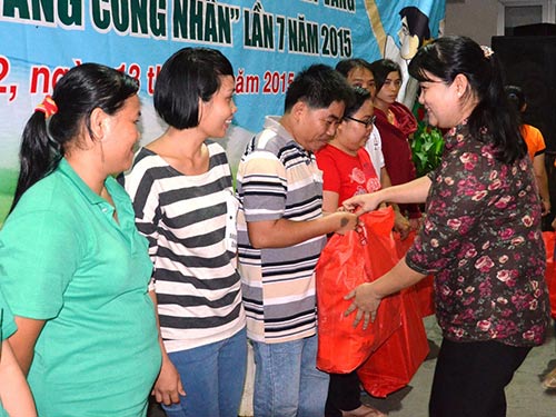 Bà Nguyễn Thị Ngọc Hương - Chủ tịch LĐLĐ quận 2, TP HCM - tặng quà cho công nhân khó khăn Ảnh: NGUYỄN LUÂN