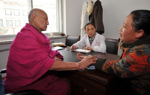 Một y sư Tây Tạng khám chữa bệnh Ảnh: Internet