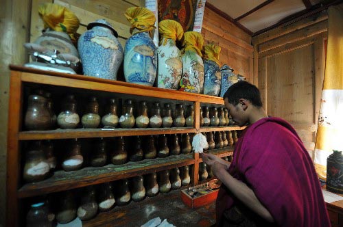 Y sư Tây Tạng bào chế những loại thuốc gia truyền Ảnh: Internet