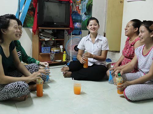 Dù bị bệnh tật nhưng “cô gái chân voi” Thị Chành Thi (giữa), nguyên công nhân Công ty Upgain - KCX Linh Trung, TP HCM, vẫn kiêu hãnh “đứng” trên đôi chân của mình Ảnh: NGÂN HÀ