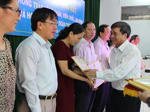 Ông Nguyễn Thành Gia, Chủ nhiệm Ủy ban Kiểm tra LĐLĐ TP HCM, trao bằng khen cho các cá nhân xuất sắc