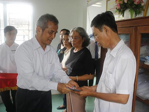 Ông Đặng Ngọc Tùng, Chủ tịch Tổng LĐLĐ Việt Nam, trao vốn cho người nghèo tỉnh Vĩnh Long