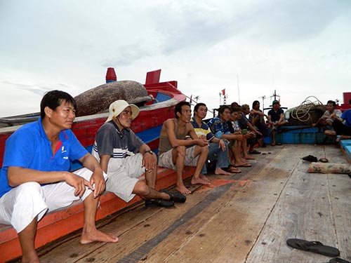 Các ngư dân tàu cá Quảng Ngãi gặp nạn trên biển được một tàu bạn ứng cứu Ảnh: TỬ TRỰC