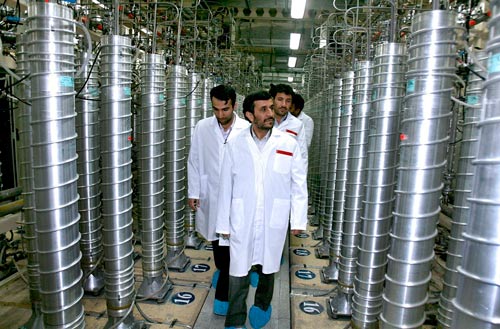 Văn phòng tổng thống Iran công bố ảnh Tổng thống Mahmoud Ahmadinejad (nhiệm kỳ 2005-2013) thăm cơ sở hạt nhân ở Natanz năm 2008
