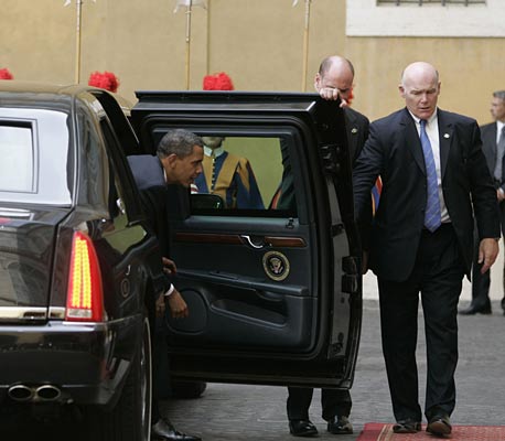 Ông Joe Clancy (bìa phải) thường đích thân mở cửa xe cho Tổng thống Barack Obama. Ảnh: AP