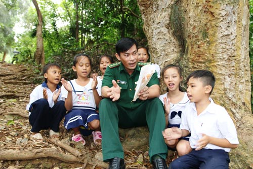 Thượng úy Trần Bình Phục cùng học trò ca hát trong giờ giải lao trên Hòn Chuối