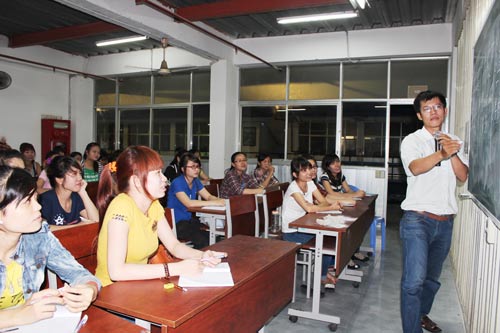 Từ nguồn kinh phí do doanh nghiệp trích nộp, Công đoàn Công ty Pou Yuen tổ chức lớp học ngoại ngữ cho công nhân Ảnh: THANH NGA