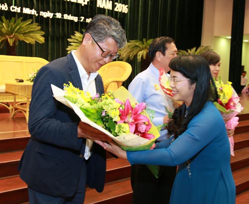 
Bà Trần Kim Yến, Chủ tịch LĐLĐ TP HCM, tặng hoa ông Kyoung Sob Kang - Tổng Giám đốc Công ty TNHH Việt Nam Samho Ảnh: VĨNH TÙNG

