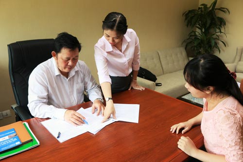 Bác sĩ Phạm Văn Tấn trao đổi công việc với cán bộ Công đoàn