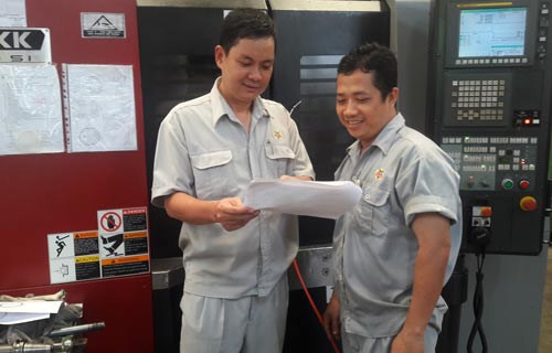 Anh Trần Hữu Tài (trái) cùng đồng nghiệp kiểm tra lại thiết kế khuôn mẫu sản phẩm