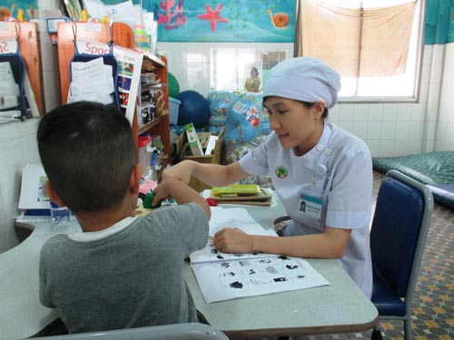 Các chuyên viên điều trị cho trẻ nói ngọng tại Bệnh viện Nhi Đồng 2 (TP HCM)