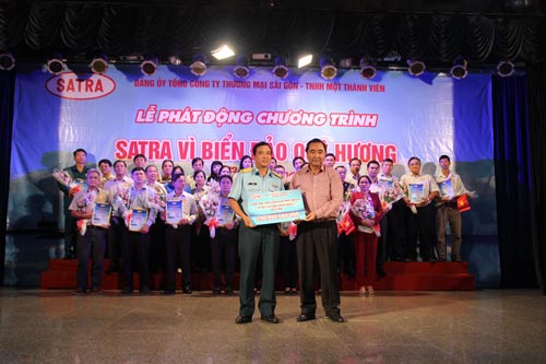 Ông Trần Văn Bắc (bìa trái), Phó Tổng Giám đốc Thường trực SATRA, trao tiền hỗ trợ các gia đình có chiến sĩ hy sinh