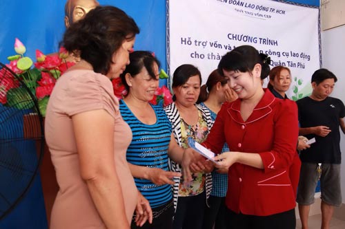 Bà Đinh Thị Thái Hiền, Trưởng Ban Tổ chức LĐLĐ TP HCM, trao vốn cho dân nghèo tại quận Tân Phú