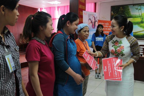 
 

Đại diện Công ty Công ty CP Hỗ trợ Dịch vụ Thanh toán Việt Phú tặng phiếu uống sữa miễn phí 1 năm cho nữ công nhân Công ty Pou Yuen đang mang thai
