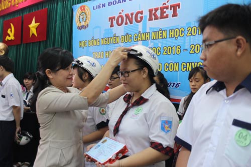 Bà Lê Thị Bích Hạnh - Chủ tịch LĐLĐ quận 5, TP HCM - tặng mũ bảo hiểm cho con CNVC-LĐ