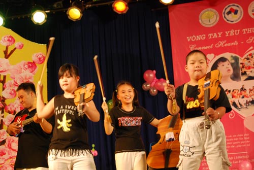 Các bé Trường Chuyên biệt Gia Định biểu diễn trong chương trình “Vòng tay yêu thương” năm 2015