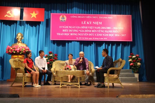 Các gia đình tiêu biểu chia sẻ kinh nghiệm tại buổi họp mặt do CĐ Giáo dục TP tổ chức Ảnh: THANH NGA