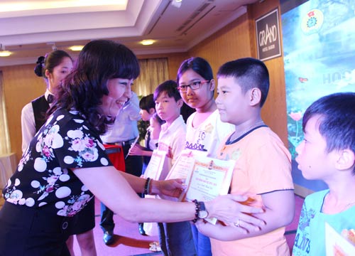 Bà Nguyễn Thị Bạch Lan, Chủ tịch CĐ Tổng Công ty Du lịch Sài Gòn, trao học bổng cho con CNVC-LĐ